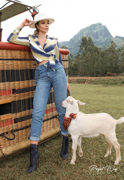 Blue Jeans with Embroidered Pocket Detail