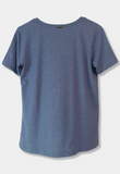 Camiseta azul estampada e bordada